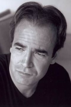 Bruce MacVittie interpreta Vince Hood