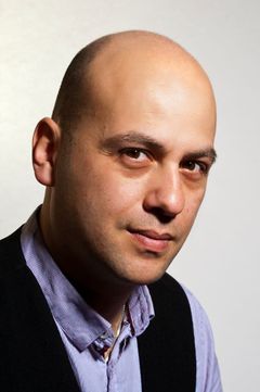 Max Rudd interpreta Maître d'