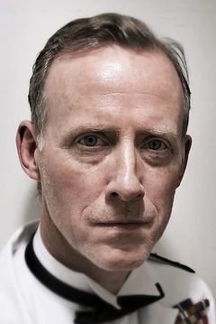 Andrew Havill interpreta Sir Philip Hendy