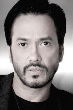 Alvin Anson interpreta Rudi