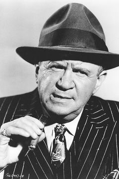 Jack Kenney interpreta Nightclub Patron (uncredited)