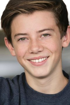 Griffin Gluck interpreta Mason Warner