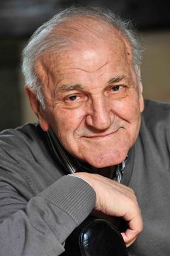 Velimir'Bata' Zivojinovic interpreta Stole