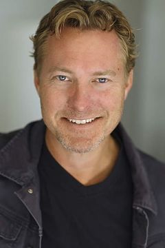 Greg Savage interpreta Coast Guard