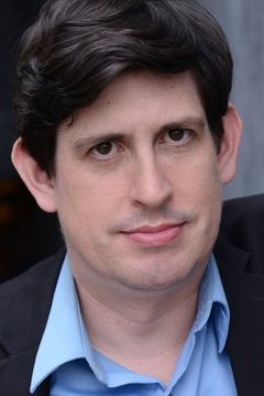 Michael Beardsley interpreta Suspicious Video Store Patron (uncredited)