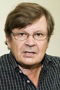 Heikki Kinnunen interpreta Narrator (finnish voice)