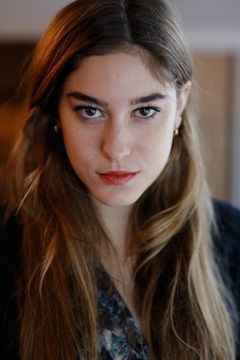 Joséphine Berry interpreta Eva Matteï