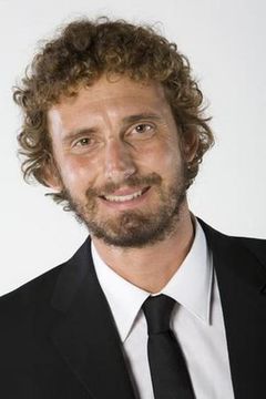 Filippo Roma interpreta prete