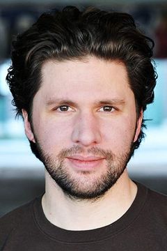 Louis Hobson interpreta Doctor