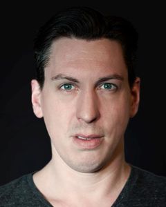 Steven Rathman interpreta Simon