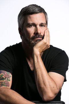 Allen Cort interpreta Courtney