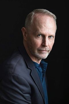 Jeffrey Holsman interpreta Howard Abbey