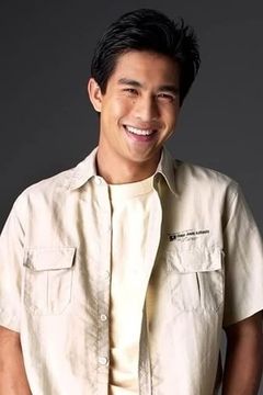 Pierre Png interpreta Michael Teo