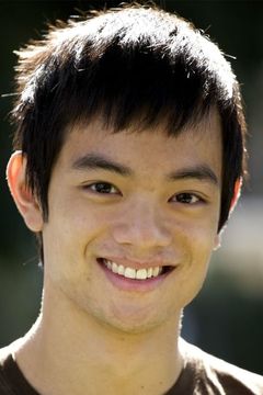 Osric Chau interpreta Kevin Tran