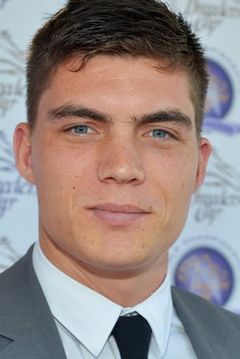 Zane Holtz interpreta Louis