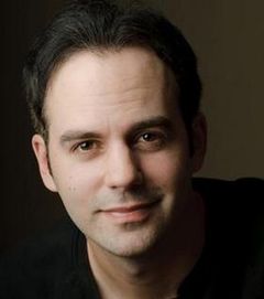 Brad Swaile interpreta Serge / Handsome Man (voice)