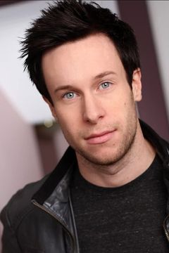 Jake Raymond interpreta Bryan