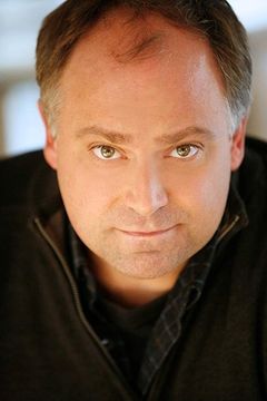 Ross Degraw interpreta Tom