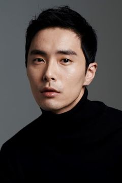 Jeon Sin-hwan interpreta Chief Secretary (uncredited)