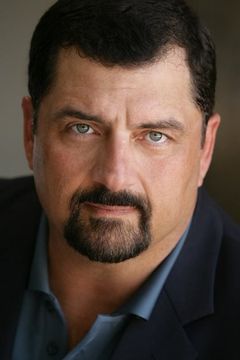 Carl Ciarfalio interpreta Tony Dogs