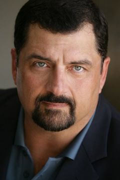 Carl Ciarfalio interpreta Paulie