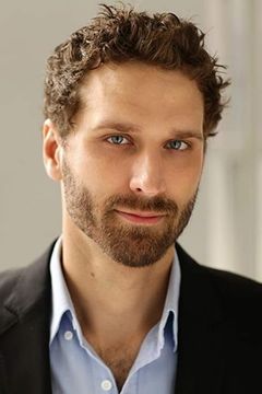 Grayson Powell interpreta Bearded Writer (uncredited)