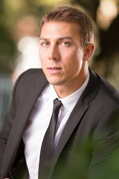 Wolfgang Klassen interpreta Agent