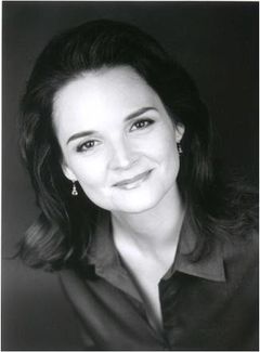 Peyton Hayslip interpreta Doctor (uncredited)