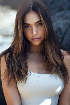 Alexis Ren interpreta Lexus