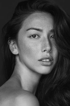 Emma Colling interpreta Taylor