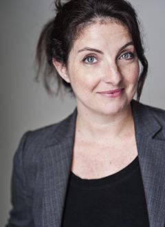 Deborah Wastell interpreta Mrs. Goodman