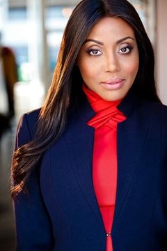 Markina Brown interpreta TV Newscaster