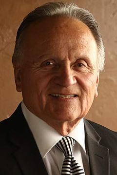 Steve Gonzales interpreta Insurance Lawyer