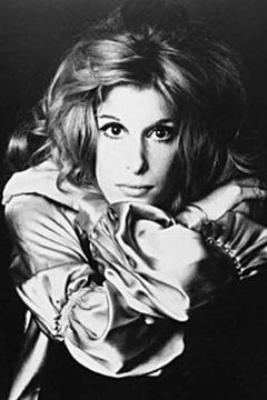 Lucy Saroyan interpreta Carla