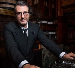 Jon Robin Baitz interpreta Mr. Yates, Jr.