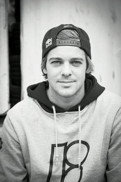 Ryan Sheckler interpreta Mick Donnelly