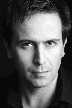 Hywel Simons interpreta Reporter