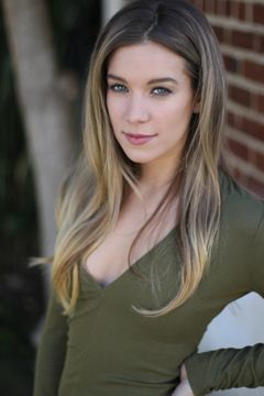 Nicole Coulon interpreta Josh's Fiance