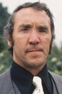Alfie Curtis interpreta Dr. Evazan (uncredited)