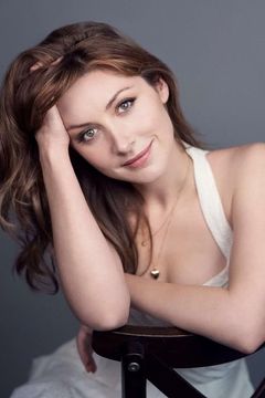 Emma Hamilton interpreta Betty