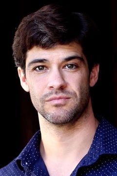 Travis Laughlin interpreta Sam