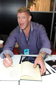 Lee Reherman interpreta Krause