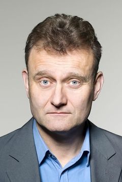 Hugh Dennis interpreta Alan