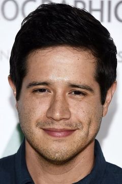 Jorge Diaz interpreta Adam