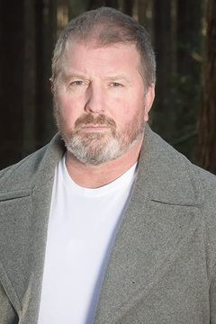 Stuart Clark interpreta Frankie Campbell