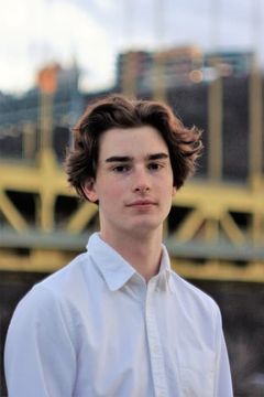 Asher Gideon interpreta Graduating Student