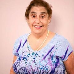 Mary Rose Bonello interpreta Old Jewish Woman