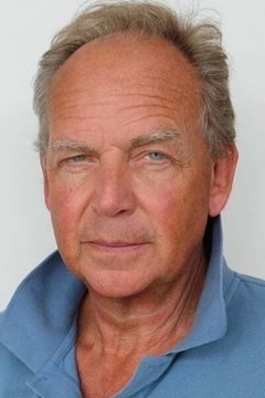 Patrick Ryecart interpreta Lord Wigram