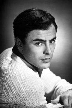 John Saxon interpreta Boy Watching Argument in Park (uncredited)