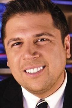Jay Towers interpreta Reporter at Monument